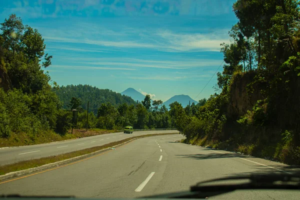 Hermoso Camino Paisaje Con Volcanes Distancia —  Fotos de Stock