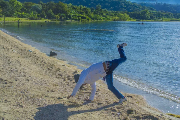 Jovem Saltando Com Fundo Lago Montanhas Verdes — Fotografia de Stock