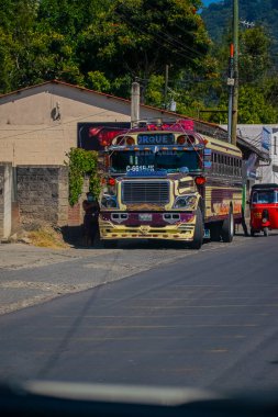 Panajachel 'e park etmiş renkli otobüs yolda solola için bekleyen yolcuları bekliyor.