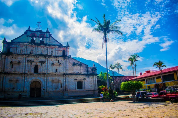 Parochiekerk Met Mensen Solola Met Stenen Straat — Stockfoto