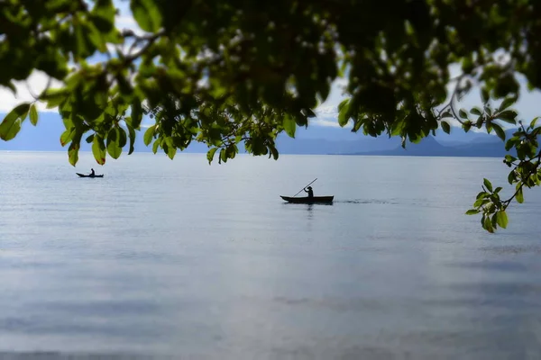 Hojas Árboles Con Personas Que Navegan Canoa Desde Lejos Lago — Foto de Stock