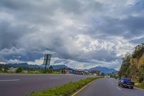 Straßenlandschaft Mit Grünen Bäumen Und Auto Mit Wolken Und Vulkanen — Stockfoto