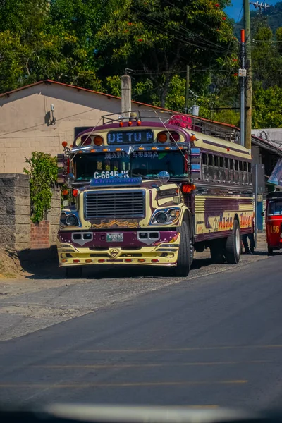 Panajachel 'e park etmiş renkli otobüs yolcu bekliyor.