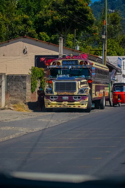 Panajachel 'e park etmiş renkli otobüs yolda solola için bekleyen yolcuları bekliyor.