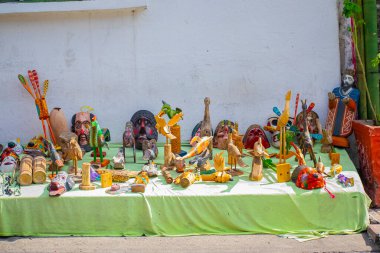 Maya hayvanlarının ve insanların heykelleri ve figürleri satılıktır.