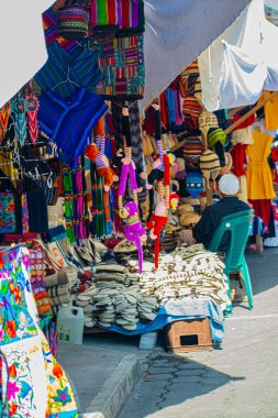 Maya hayvanlarının ve insanların tipik renklerde heykelleri ve figürleri satılıktır.