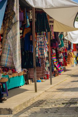Panajachel 'de satılık tipik Maya kıyafetleri