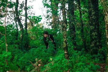 Ormanda çöp toplayan yerli Maya kadın.