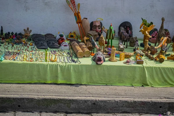 Maya figürleri ve flüt maskeli el sanatları