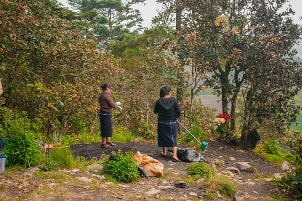 Maya bölgesinden genç bir adam tipik kıyafetleriyle Cajola ormanında çöp topluyor.