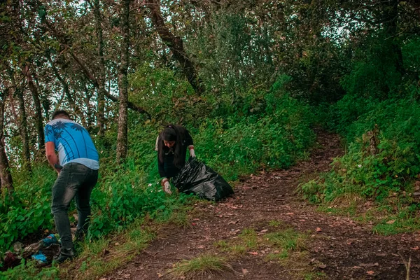 Jovens Pegando Lixo Floresta Cajola Com Sacos Pretos Nas Mãos — Fotografia de Stock