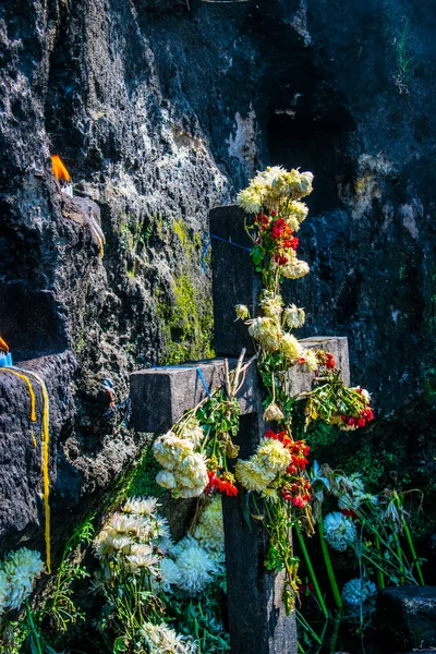 Cruz Con Hermosas Flores Velas Detrás — Foto de Stock