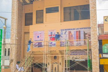 Genç adam göl kıyısında duruyor.