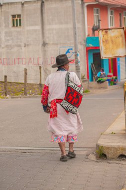 Genç adam göl kıyısında duruyor.