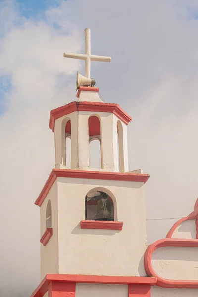 Iglesia Con Campana Cruz Blanca — Foto de Stock