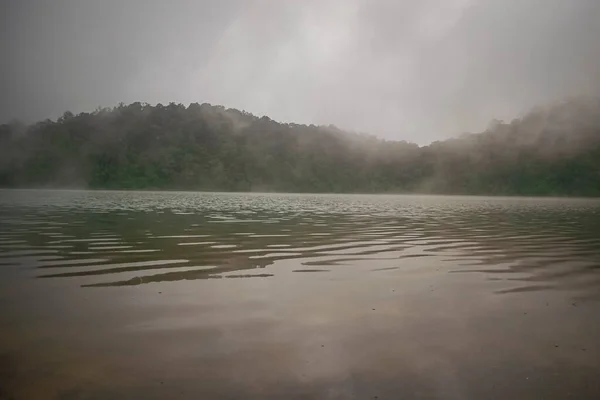 Schöner See Mit Nebel Darüber — Stockfoto