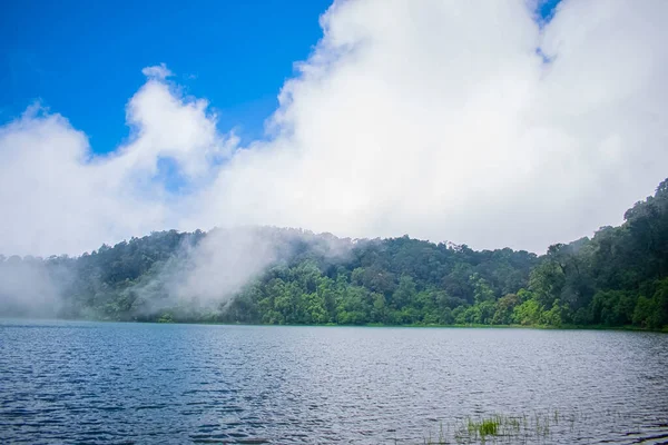 Belo Lago Com Fundo Jugla Nuvens — Fotografia de Stock