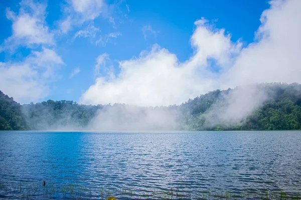 Lago Azul Com Névoa Branca Céu Azul — Fotografia de Stock