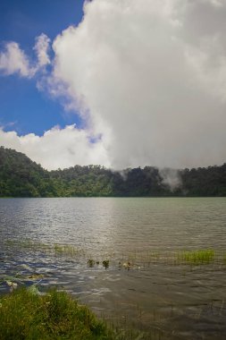 Yağmurlu hava ile chicabal gölü
