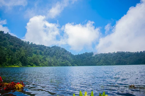Impressionante Lago Chicabal Com Nuvens Céu Azul — Fotografia de Stock
