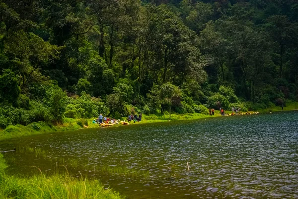 Lago Chicabal Com Floresta Vrdes Pessoas Costa — Fotografia de Stock