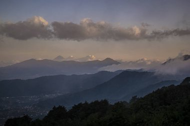 bulutlu güzel günbatımlı dağlar