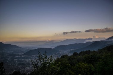 Ormandan ve Xela şehrinden bulutlar yükseliyor.