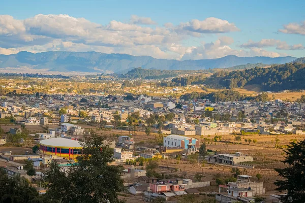 Casas Adosadas Con Montañas Circundantes —  Fotos de Stock