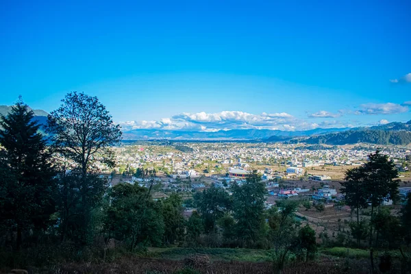 Krásná Městská Krajina Horami Kolem — Stock fotografie