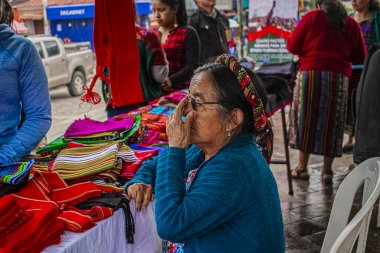 Satılık tipik renkli Maya tekstili satan bayan.