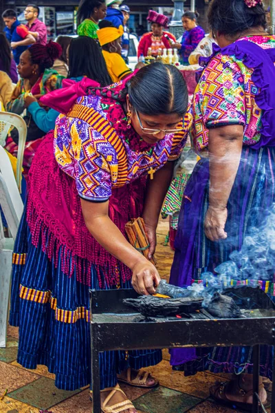 Indigene Frau Mit Quetzaletanaca Kleidung Kocht — Stockfoto