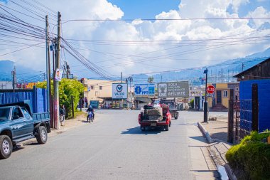 San Juan Ostuncalco ya da motosiklet yolunda kargo taşıyan bir araba.