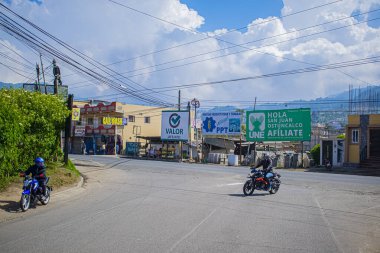 San Juan Ostuncalco 'ya araba ve reklamlarla gir ve çık.