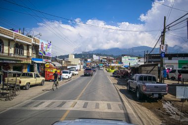San Juan Ostuncalco otoyolu bulutlu arabalarla dolu.