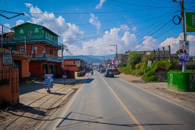 Gökyüzünde bulutlar olan otoyollar.