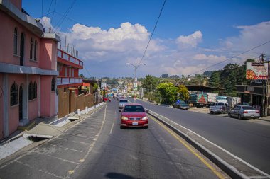 Kırmızı arabalı San Juan Oostuncalco Yolu