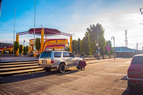 San Juan Ostuncalco Park Dengan Mobil Yang Diparkir Dan Matahari — Stok Foto