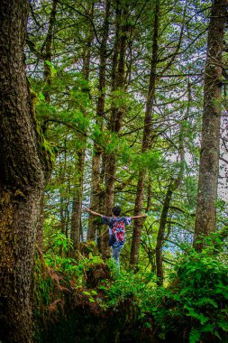 Mavi gökyüzü geçmişiyle profilde oturan sakallı adam siyah kıyafetler giyiyor, San Juan Ostulcalco Quetzaltenango
