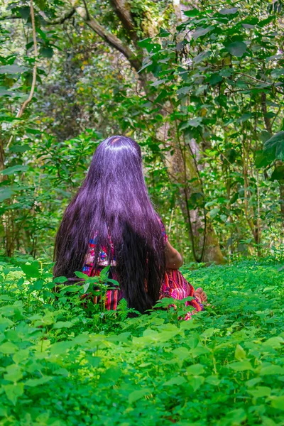 Inheemse Maya Vrouw Zittend Planten Met Lang Haar — Stockfoto