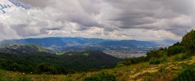 Bulutlu güzel vadi manzarası