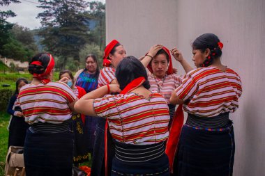 Yerli Maya kadınları dans etmeye hazırlanıyor