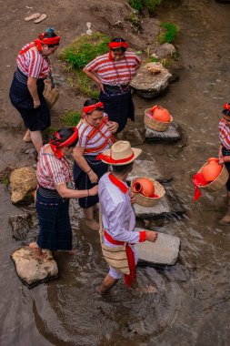 Nehirlerde tipik San Juan ostuncalco kostümüyle yürüyen kadın ve erkekler salgının ortasında