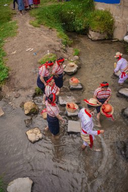 Nehirlerde yürüyen kadınlar ve erkekler tipik San Juan ostuncalco kostümüyle