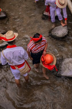 Yerli Mayalı kadın ve erkek nehirde dans ediyor.