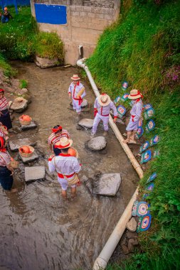 Tipik Maya kostümlü adam nehirde dans ediyor.
