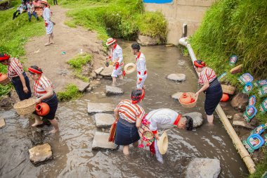 Nehirdeki kadın ve erkek tipik kaya ve danslı Maya kıyafetleriyle