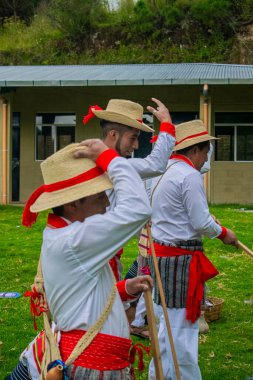Geleneksel dans eden tipik Maya şapkalı adam.