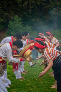Mama bölgesinden tipik Maya kıyafetleriyle dans eden gençler