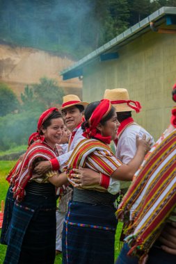 San Juan Ostuncalco dansından güzel bir Maya kostümü.