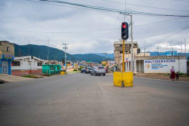 San Juan Ostuncalco 'nun trafik ışıklarıyla ev ve bulutlu hava